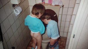 Jantje piest samen met zijn broertje in de pot.