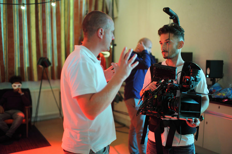 Regisseur Jan Hendrik is een korte film aan het regisseren. Hij overlegd met de Director of Photography Artyom Zakharenko.