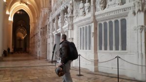Jan Hendrik loopt door het kathedraal van Chartres
