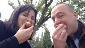 Jan Hendrik eet Pastel de Nata, uit Belém, Portugal.