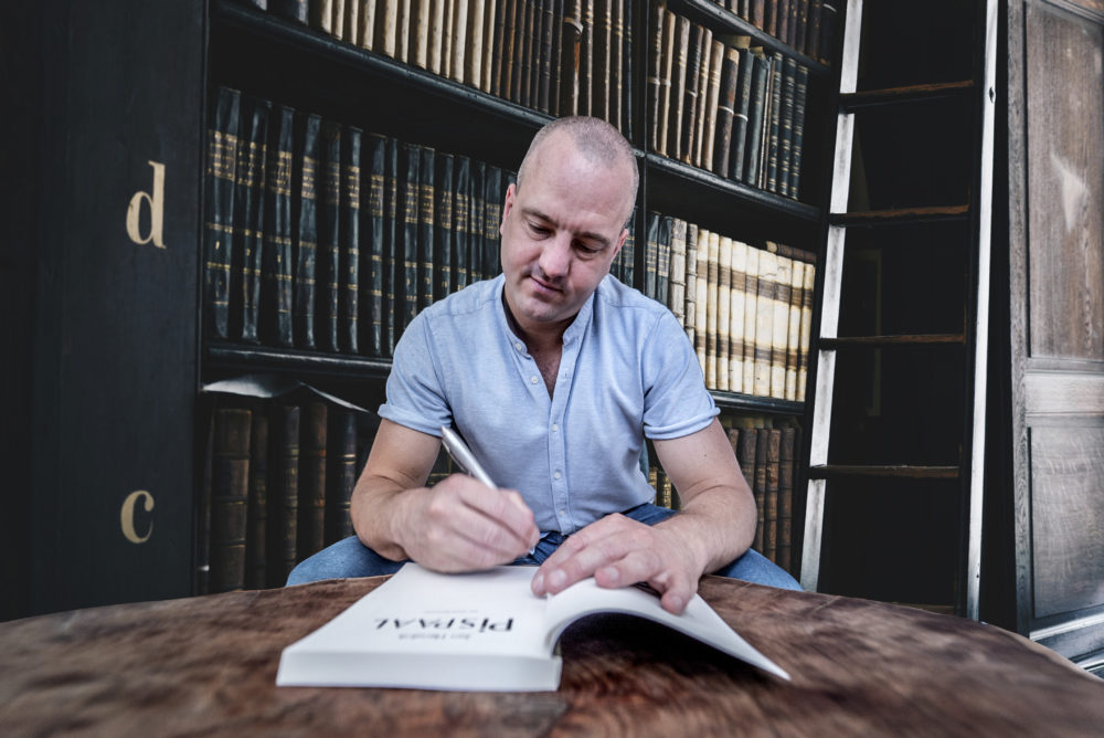 Jan Hendrik Heslinga signeert zijn boek Pispaal