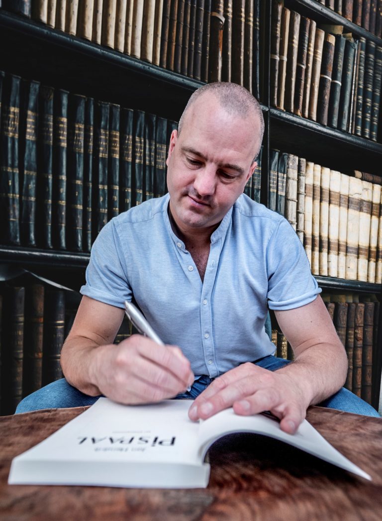 Jan Hendrik Heslinga signeert zijn boek Pispaal