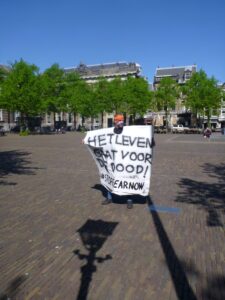Jan Hendrik demonstreert op het binnenhof n.a.v. corona maatregelen