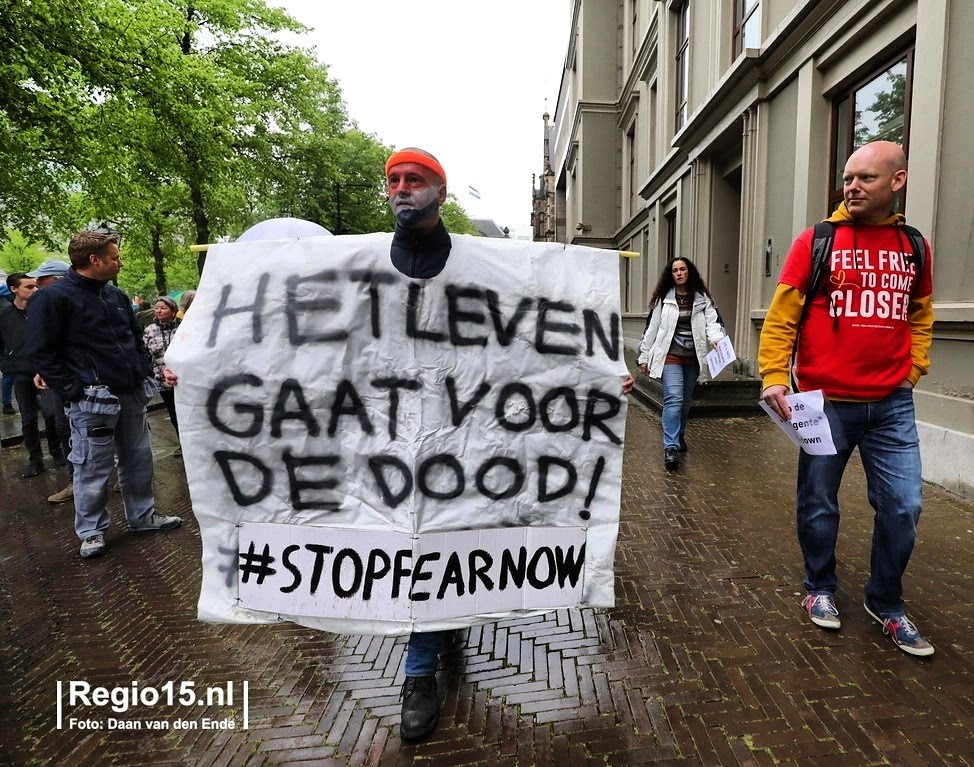 Jan Hendrik demonstreert nabij het Binnenhof van Den Haag t.a.v. de corona lock-down