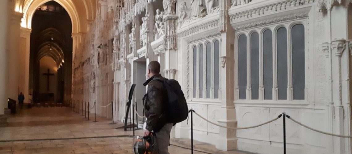 20181117_102015 Jan Hendrik loopt door het kathedraal van Chartres