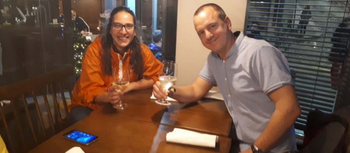 20181206_185405 Jan Hendrik drinkt Green Wine in Porto, Portugal.