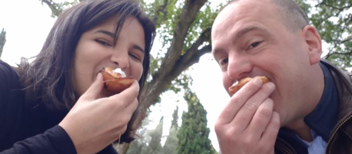 20181215_125216 Jan Hendrik eet Pastel de Nata, uit Belém, Portugal.